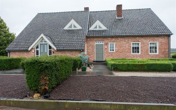 Prachtig pand in midden van vuilnisbelt